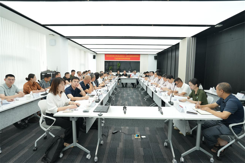 Од производство до „паметно“ производство: QGM одржа експертски состанок за ревизија за индустриските стандардни проекти на „Машина за формирање на бетонска тула (табла) слична на камен“ и „Калап за машина за формирање блокови“