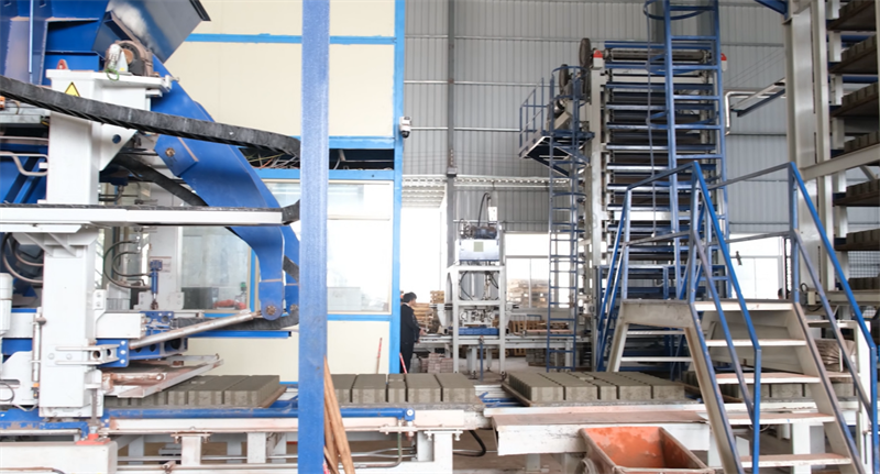 Една машина, повеќе тули, заштеда на енергија и намалување на јаглеродот, моделот QGM Zenith 15 создава „QGM модел“ на зелени градежни материјали