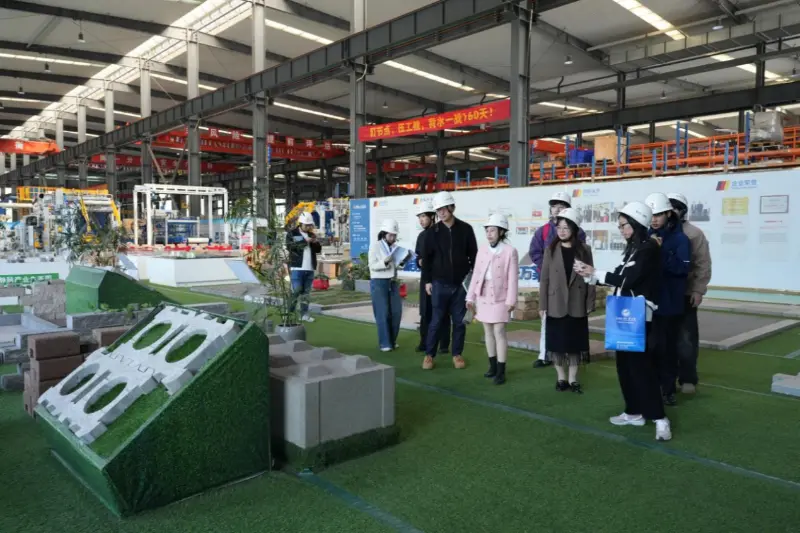 Фокусирајќи се на прекуокеанските развојни потреби, Quangong Machinery Co., Ltd. соработува со Универзитетот за странски студии и трговија во Фужоу за да негува меѓународно ориентирани таленти.